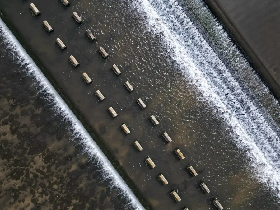 Gated weir regulating river flow