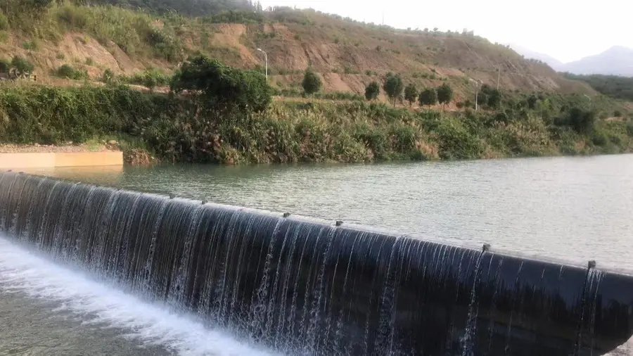 Air shield dam crest overflow in a mountain river