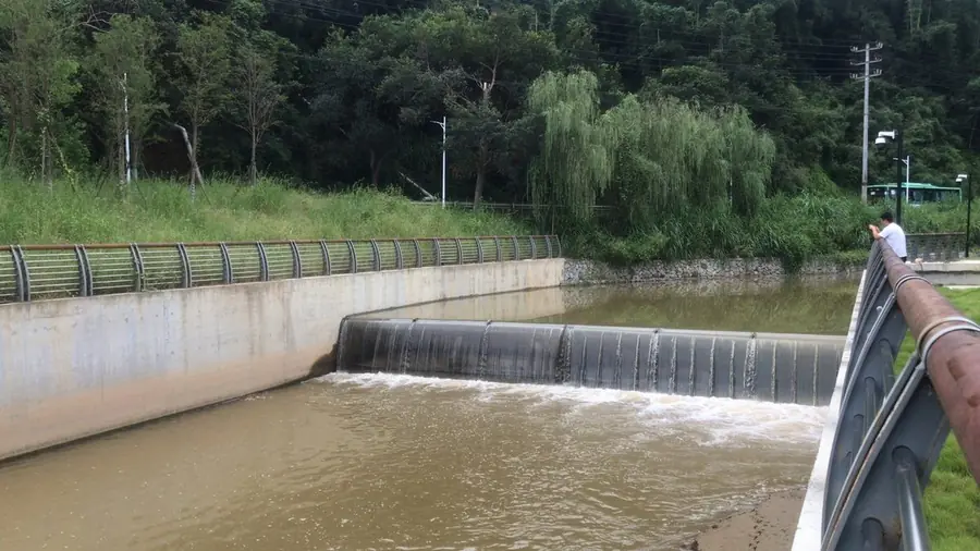 Air shield dam installed on an urban river
