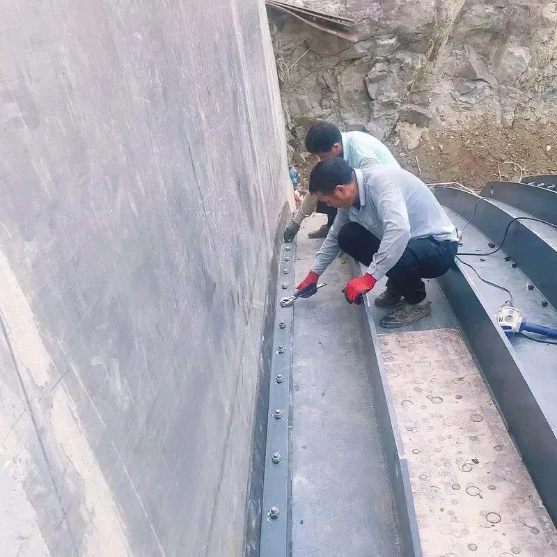 Side stop seal installation along the side wall