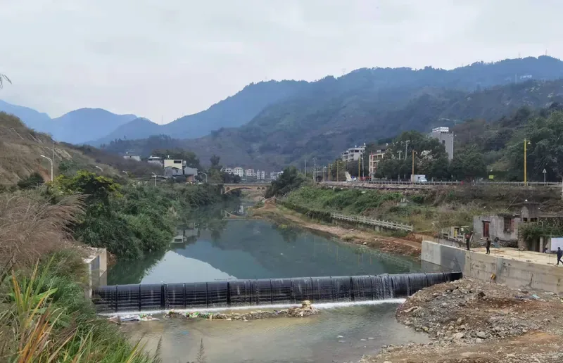 Air shield dam running through water after commissioning