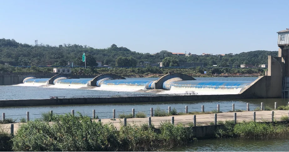 Rubber dam bag spans in service on the Yiluo River at Gongyi