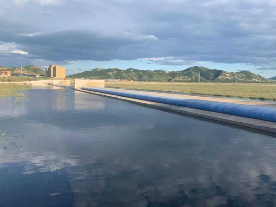 Urban river rubber dam crest overflow
